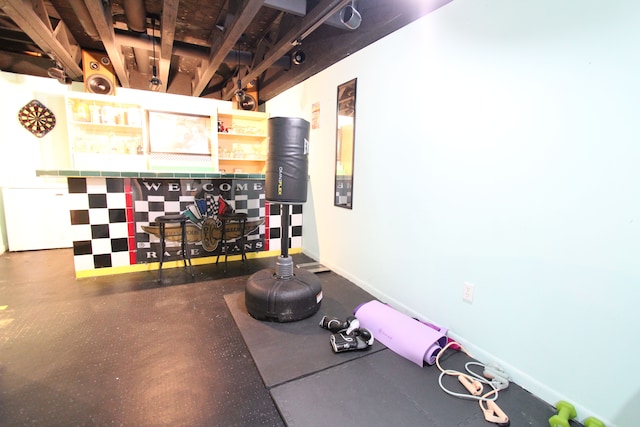 exercise area featuring baseboards