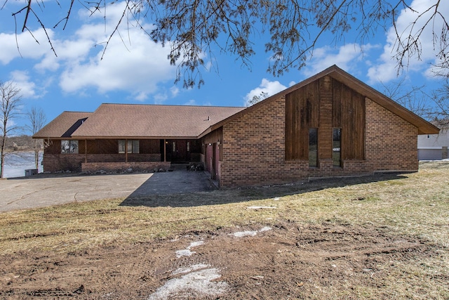 view of front of house featuring brick siding and driveway