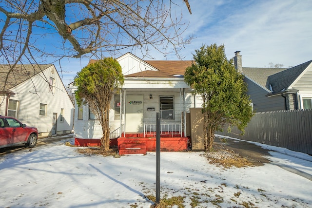 view of front of house with covered porch and fence