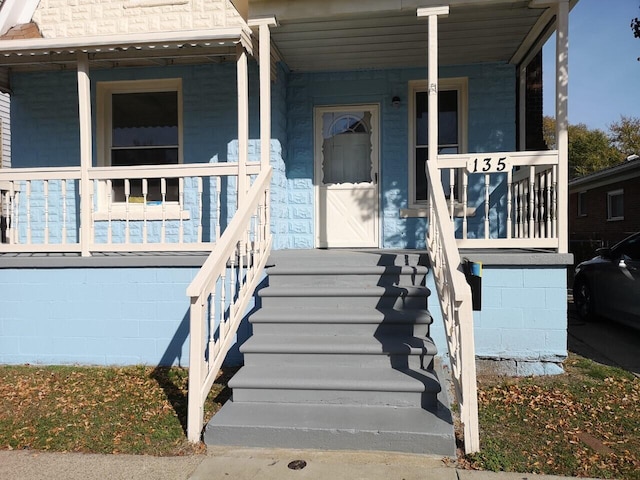 property entrance featuring a porch