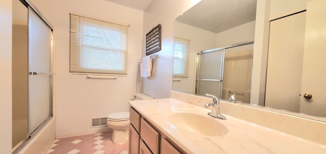 full bathroom featuring visible vents, baseboards, toilet, enclosed tub / shower combo, and vanity