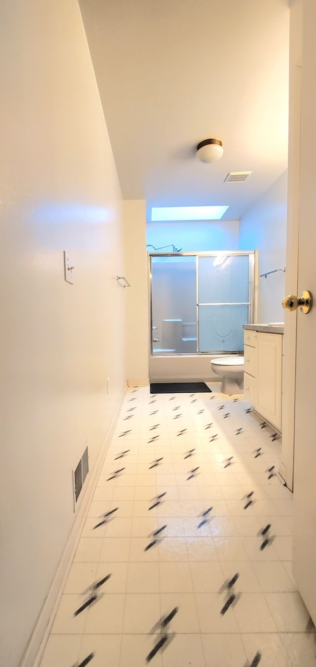 full bath featuring combined bath / shower with glass door, visible vents, baseboards, and toilet