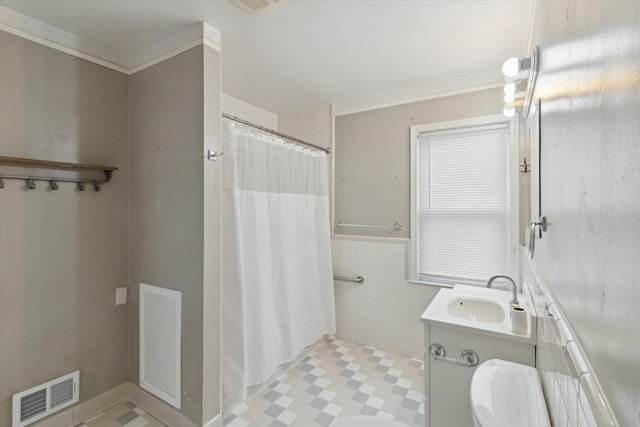 bathroom with a shower with curtain, visible vents, crown molding, and vanity