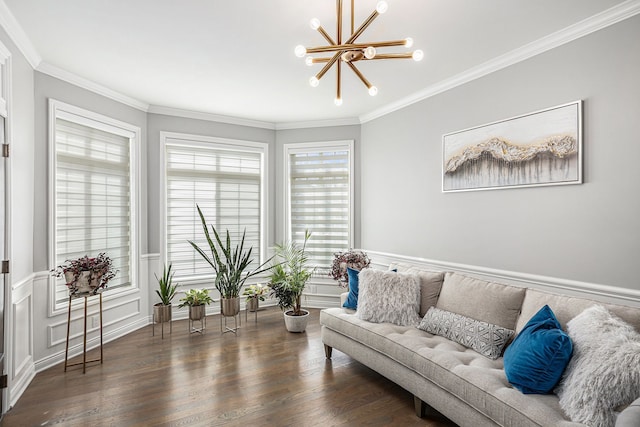 living area featuring a chandelier, crown molding, and wood finished floors