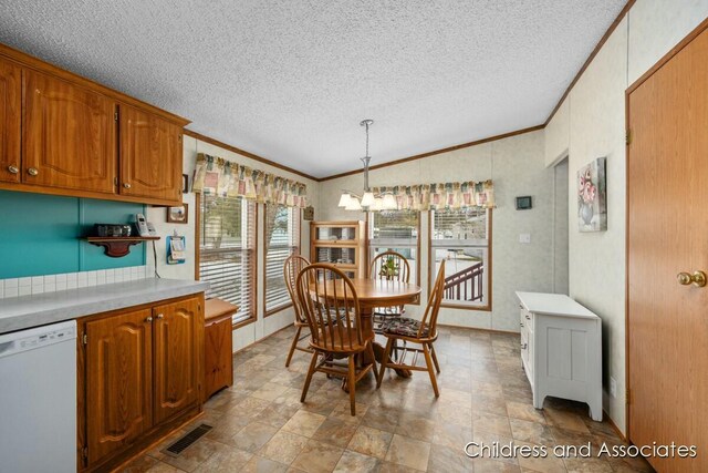 dining area featuring visible vents, ornamental molding, vaulted ceiling, and a notable chandelier