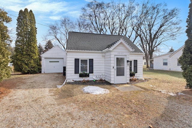 view of front of property featuring dirt driveway and a shingled roof