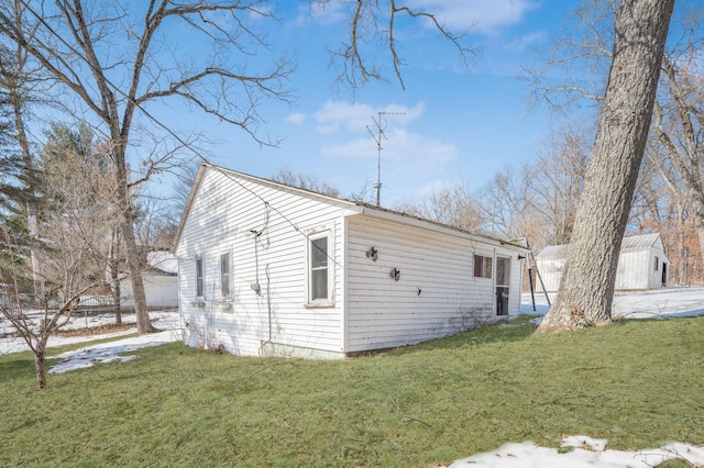 view of side of property featuring a lawn