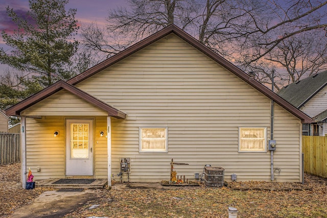 bungalow-style house featuring fence