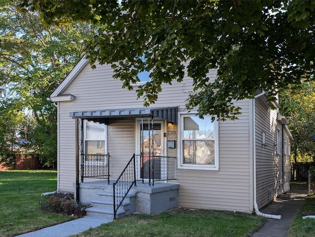 view of front of house with a front lawn