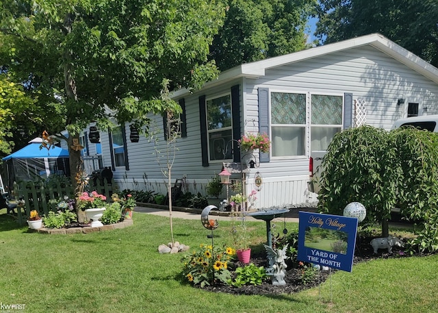 view of front of home with a front yard