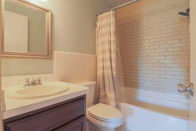 bathroom with vanity, toilet, and shower / tub combo with curtain