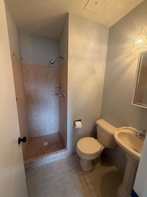 full bath with a stall shower, visible vents, a sink, and toilet