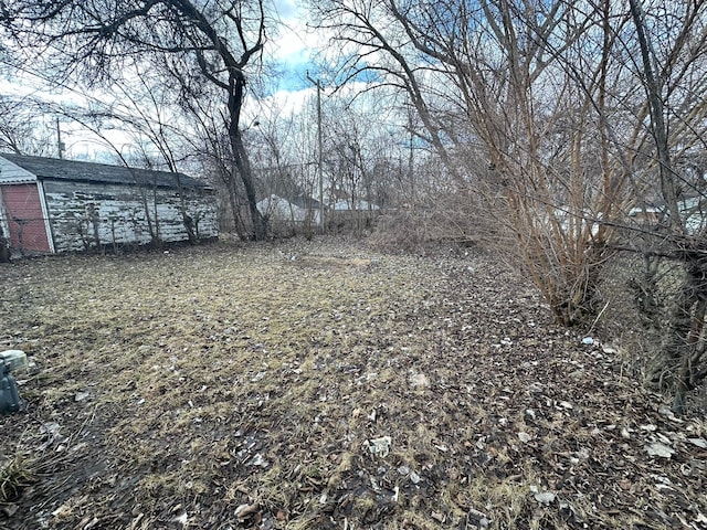 view of yard featuring an outbuilding