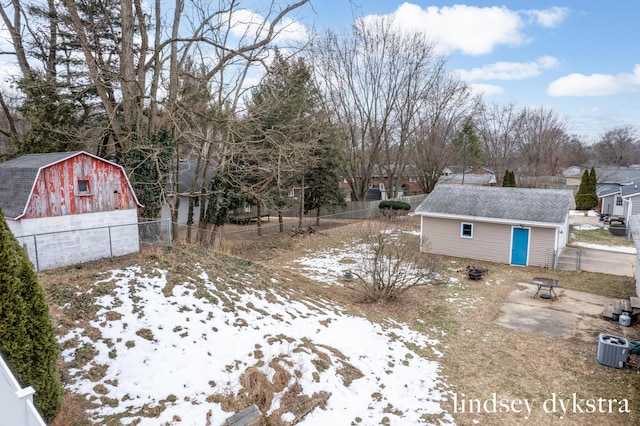 view of yard featuring an outdoor structure, a fenced backyard, and central air condition unit