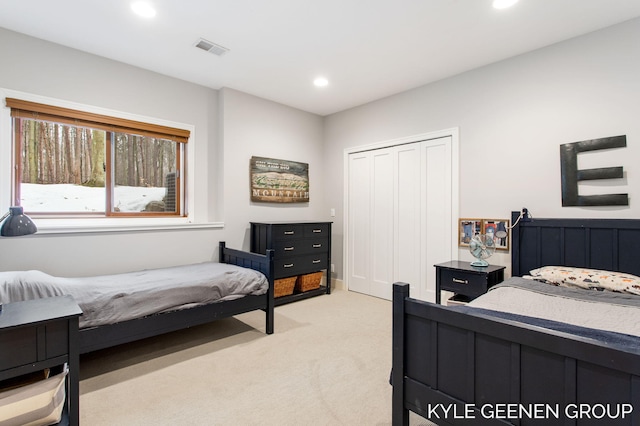 bedroom featuring light carpet, visible vents, a closet, and recessed lighting