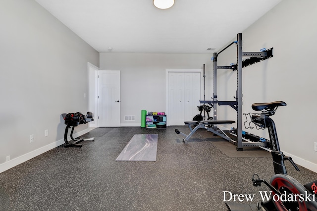 exercise room with visible vents and baseboards