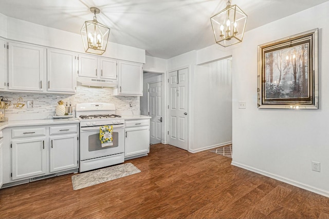 kitchen featuring a chandelier, under cabinet range hood, dark wood-style flooring, and white range with gas cooktop