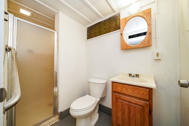 full bathroom featuring a stall shower, baseboards, vanity, and toilet