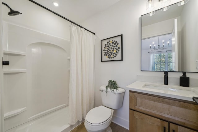 full bathroom featuring curtained shower, vanity, toilet, and baseboards