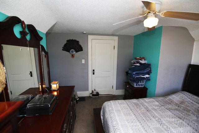 bedroom with a textured ceiling, carpet, a ceiling fan, and baseboards