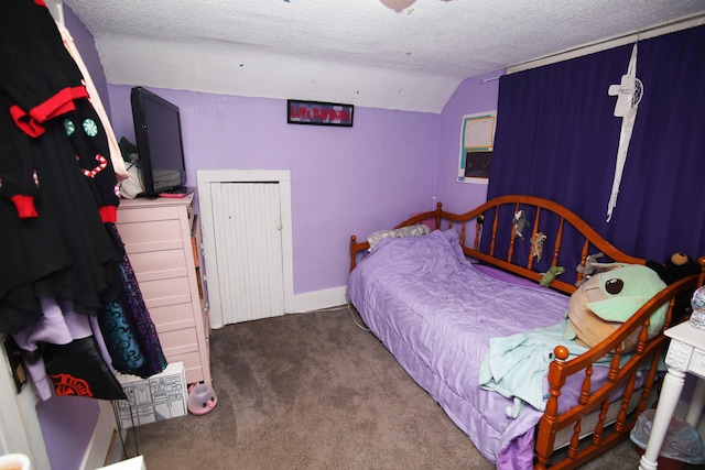 bedroom featuring a textured ceiling, baseboards, carpet flooring, and lofted ceiling