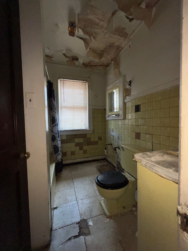 3674 Mount Elliott St, Detroit, MI 48207 - bathroom featuring tile walls and toilet