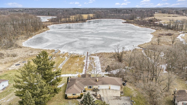 birds eye view of property featuring a forest view