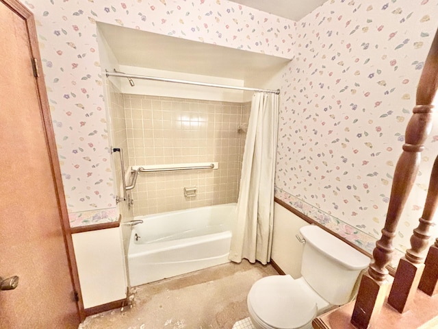 full bathroom with wainscoting, toilet, and wallpapered walls