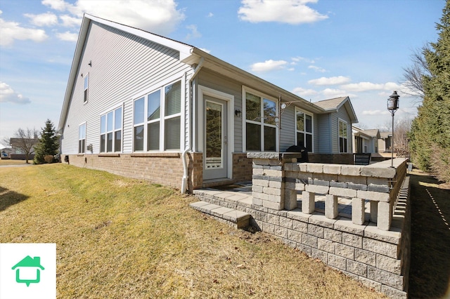 view of front facade featuring brick siding and a front lawn