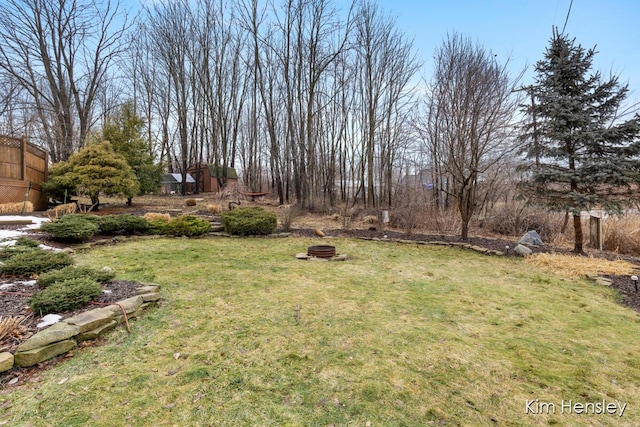 view of yard featuring an outdoor fire pit