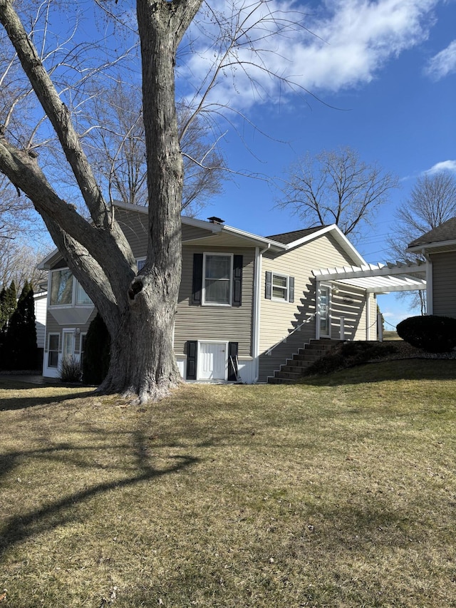 view of front of property featuring a front lawn