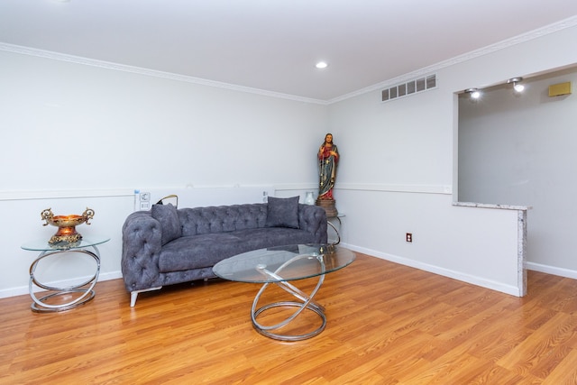 living area featuring recessed lighting, visible vents, baseboards, light wood-style floors, and crown molding