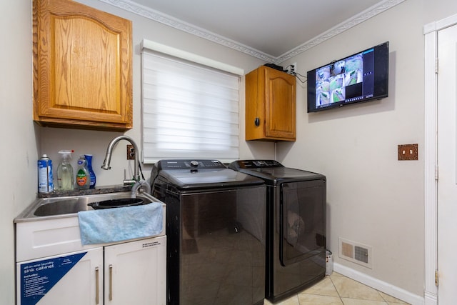 laundry room featuring a sink, visible vents, independent washer and dryer, cabinet space, and crown molding