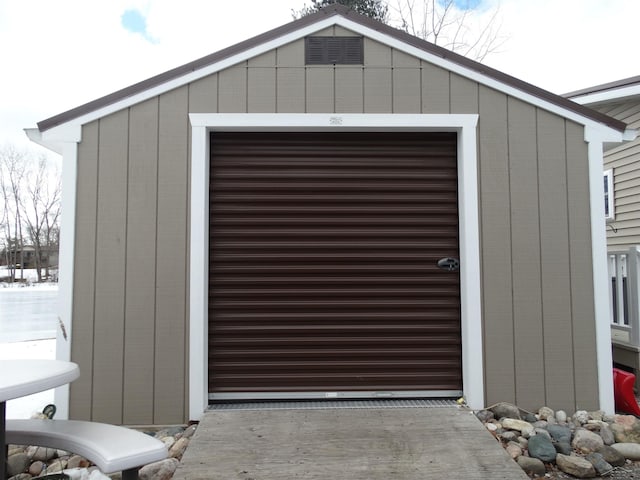 view of outdoor structure featuring an outbuilding