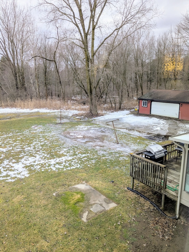 view of yard with an outdoor structure