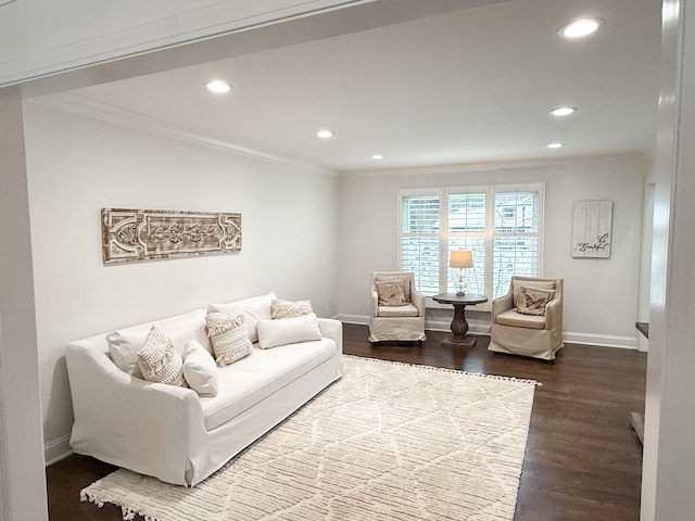 living area featuring recessed lighting, baseboards, dark wood-type flooring, and ornamental molding