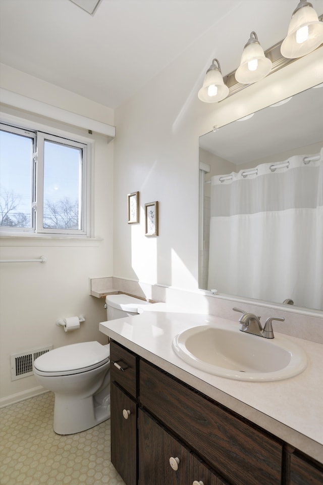 full bath with visible vents, toilet, vanity, and a shower with shower curtain