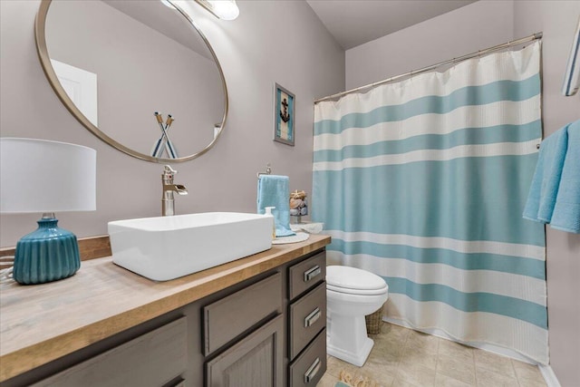 full bath featuring tile patterned flooring, a shower with shower curtain, vanity, and toilet