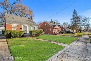 view of front of property featuring a front lawn