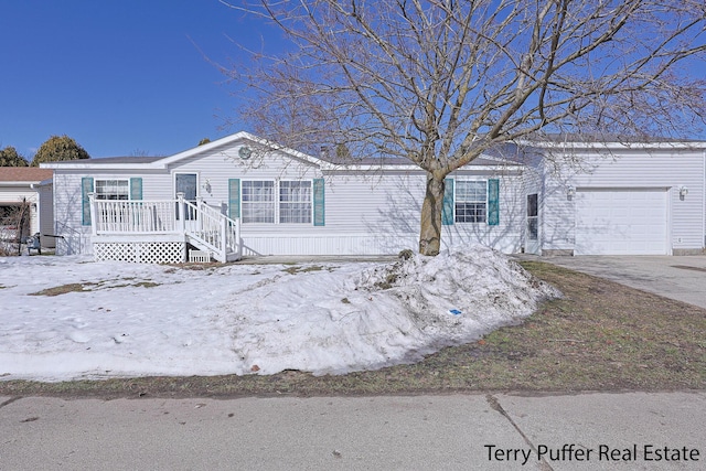 view of front facade featuring a garage, driveway, and a porch