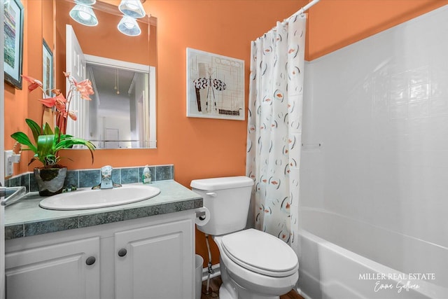 bathroom with shower / tub combo with curtain, vanity, and toilet