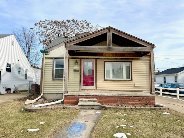 bungalow featuring fence