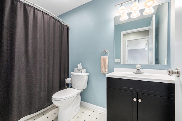 full bathroom with toilet, baseboards, a shower with shower curtain, and vanity