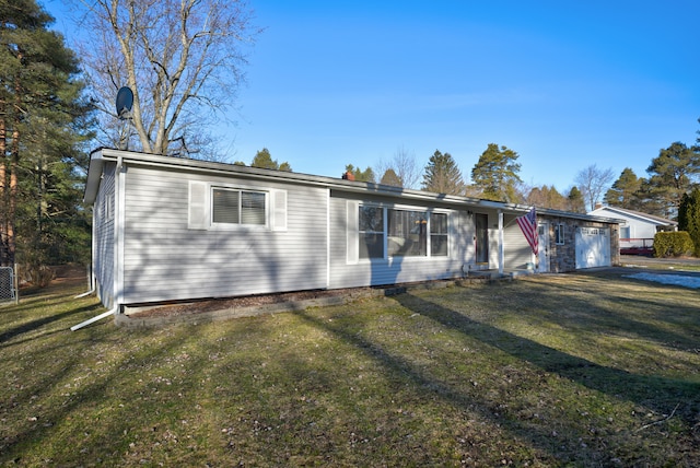 single story home featuring a front yard