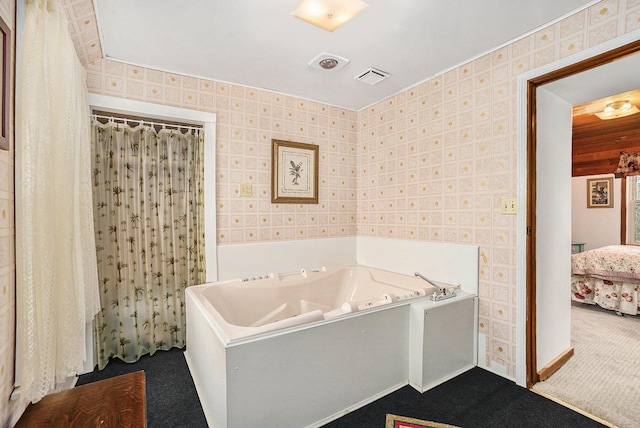 ensuite bathroom with ensuite bathroom, curtained shower, a garden tub, visible vents, and wallpapered walls