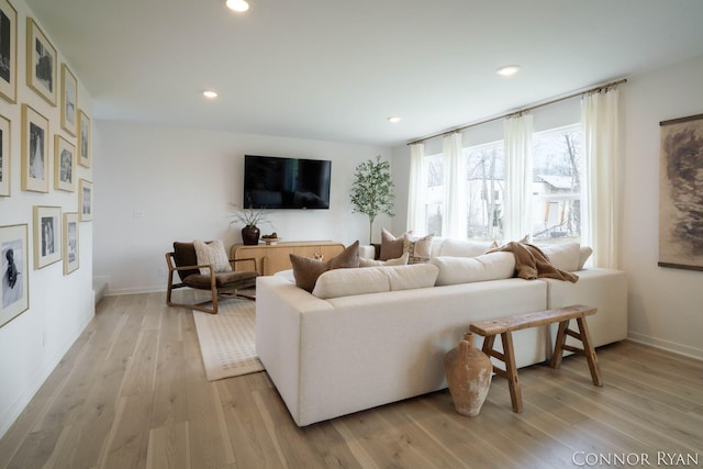 living area with light wood-style floors, recessed lighting, and baseboards