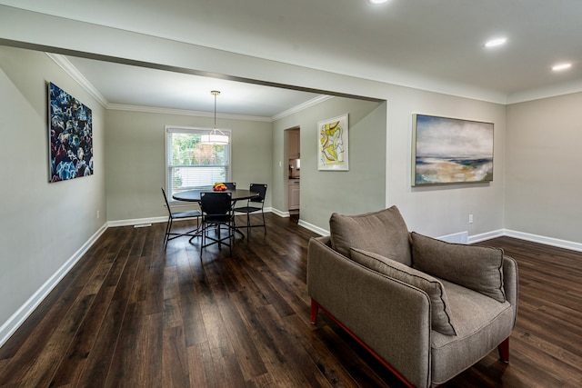 dining area with dark wood-type flooring, recessed lighting, ornamental molding, and baseboards