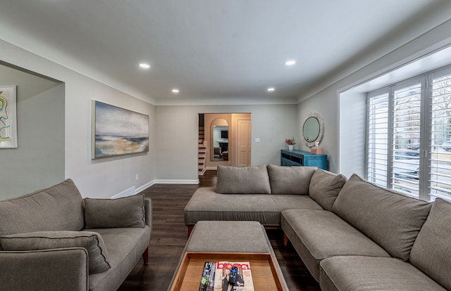 living area with baseboards, arched walkways, dark wood-style flooring, and recessed lighting