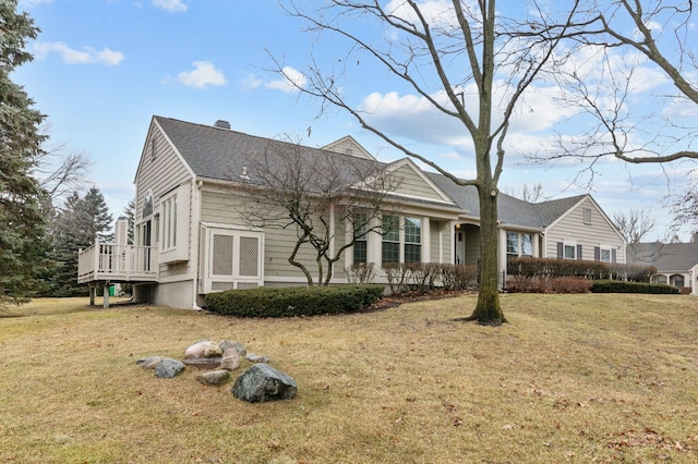 view of front facade featuring a front yard