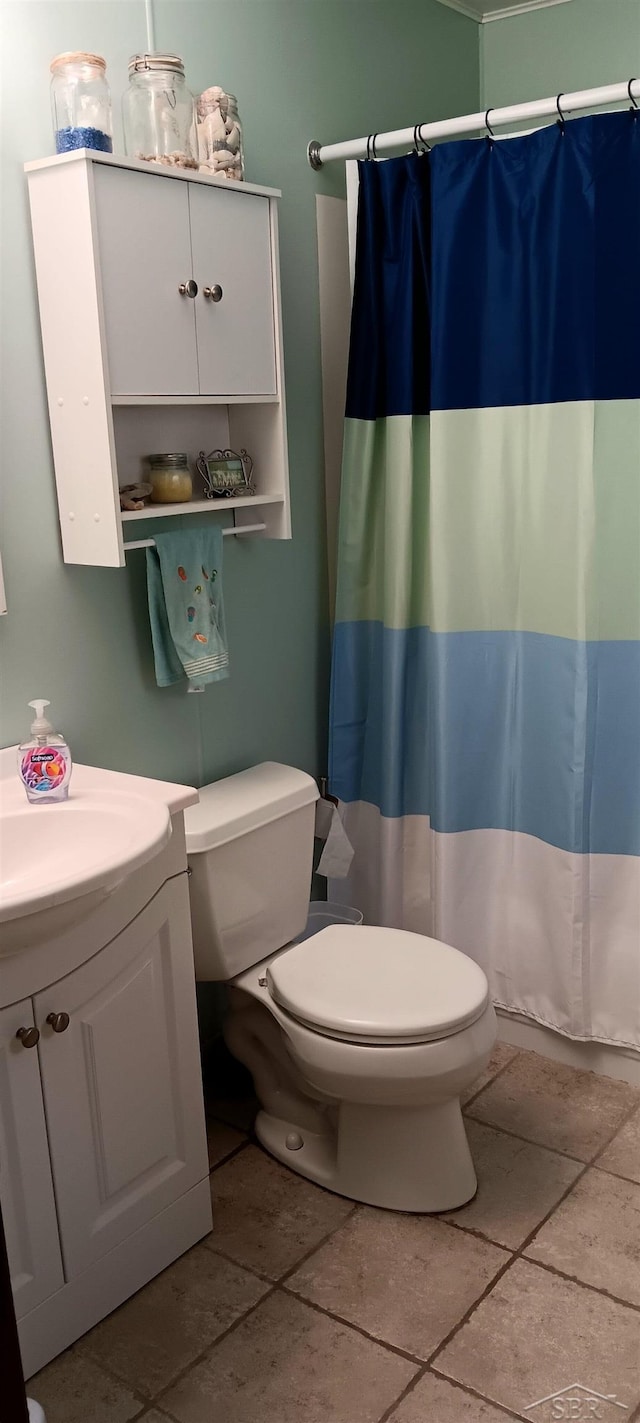 full bath with curtained shower, vanity, and toilet